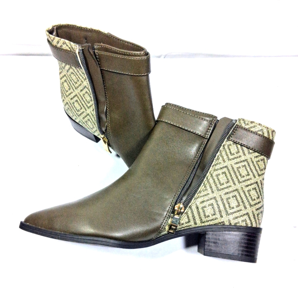 Liz Claiborne Size 6.5W Stacked Two Tone 1.5" Heels Pointed Toe Boots